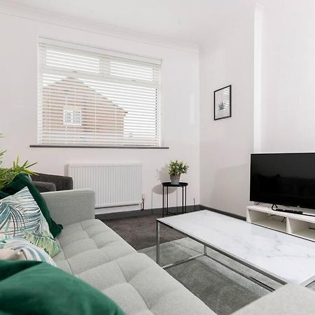 Modern Centrally Located 3 Bed Property With Tvs In Each Bedroom Super Fast Wifi And Crisp White Hotel Linen Hosted By Our Home Short Stays Darlington  Exterior foto