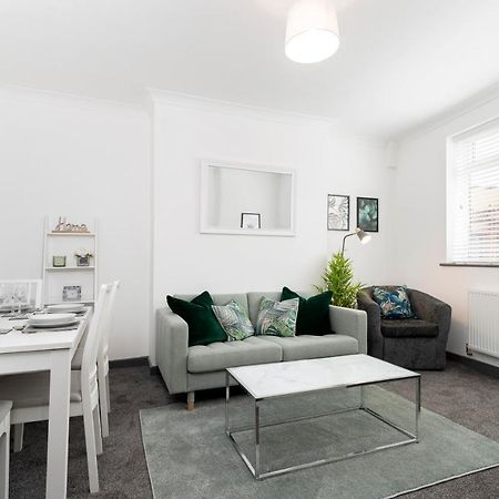 Modern Centrally Located 3 Bed Property With Tvs In Each Bedroom Super Fast Wifi And Crisp White Hotel Linen Hosted By Our Home Short Stays Darlington  Exterior foto