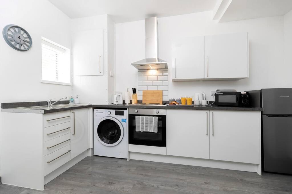 Modern Centrally Located 3 Bed Property With Tvs In Each Bedroom Super Fast Wifi And Crisp White Hotel Linen Hosted By Our Home Short Stays Darlington  Exterior foto