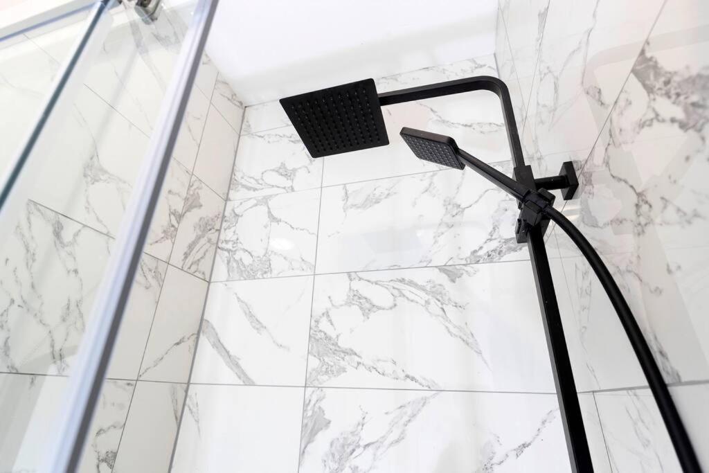 Modern Centrally Located 3 Bed Property With Tvs In Each Bedroom Super Fast Wifi And Crisp White Hotel Linen Hosted By Our Home Short Stays Darlington  Exterior foto