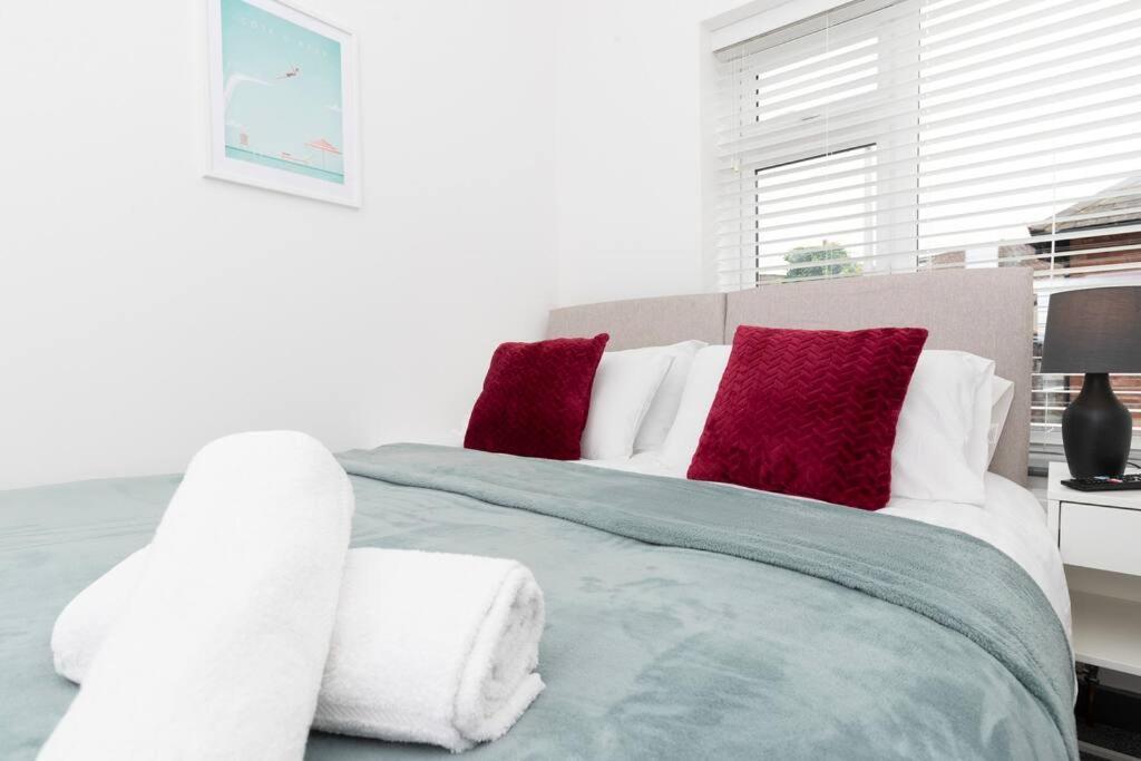 Modern Centrally Located 3 Bed Property With Tvs In Each Bedroom Super Fast Wifi And Crisp White Hotel Linen Hosted By Our Home Short Stays Darlington  Exterior foto