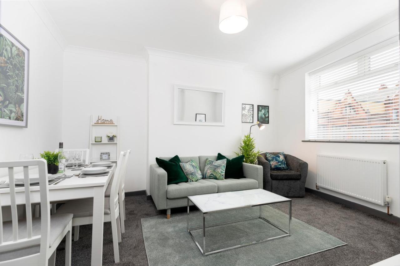 Modern Centrally Located 3 Bed Property With Tvs In Each Bedroom Super Fast Wifi And Crisp White Hotel Linen Hosted By Our Home Short Stays Darlington  Exterior foto